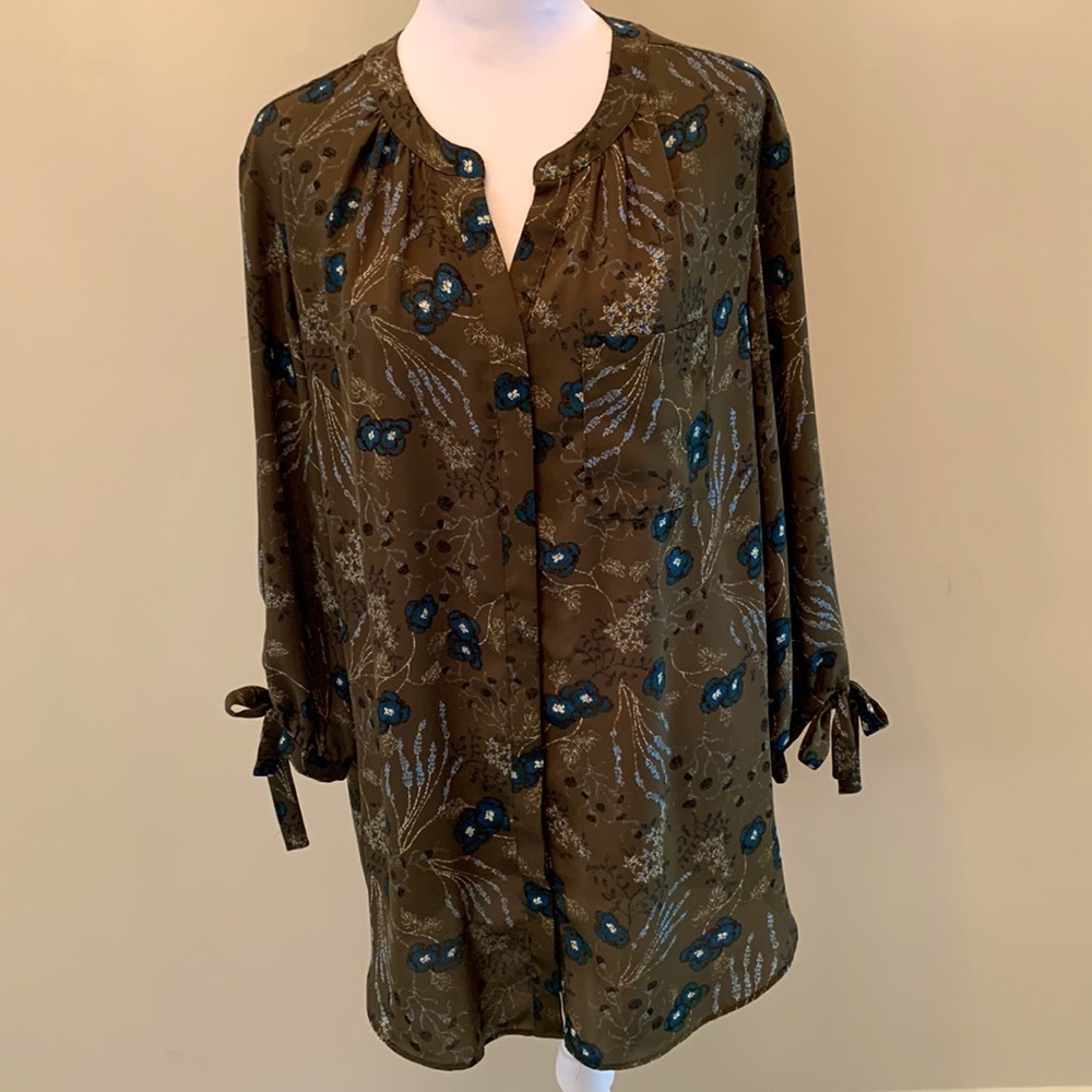 Women’s blouse, made by a.n.a, size M medium, dark green with blue flowers.